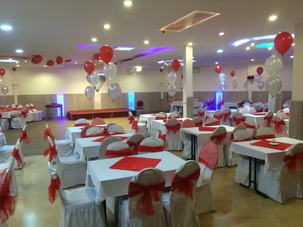 Partycentrum-ons-huis-feestzaal-zalenverhuur-Verjaardag-aankleding-decoratie-rood-wit
