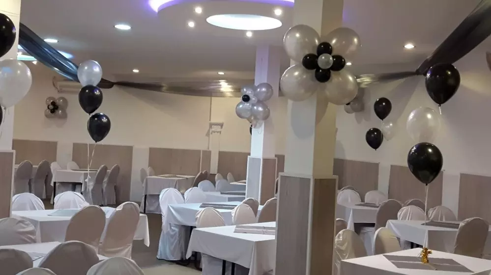 Partycentrum-Ons-Huis-feestzaal-huren-met-decoratie-feestzaal-aankleden-met-Ballonen-zwart-wit