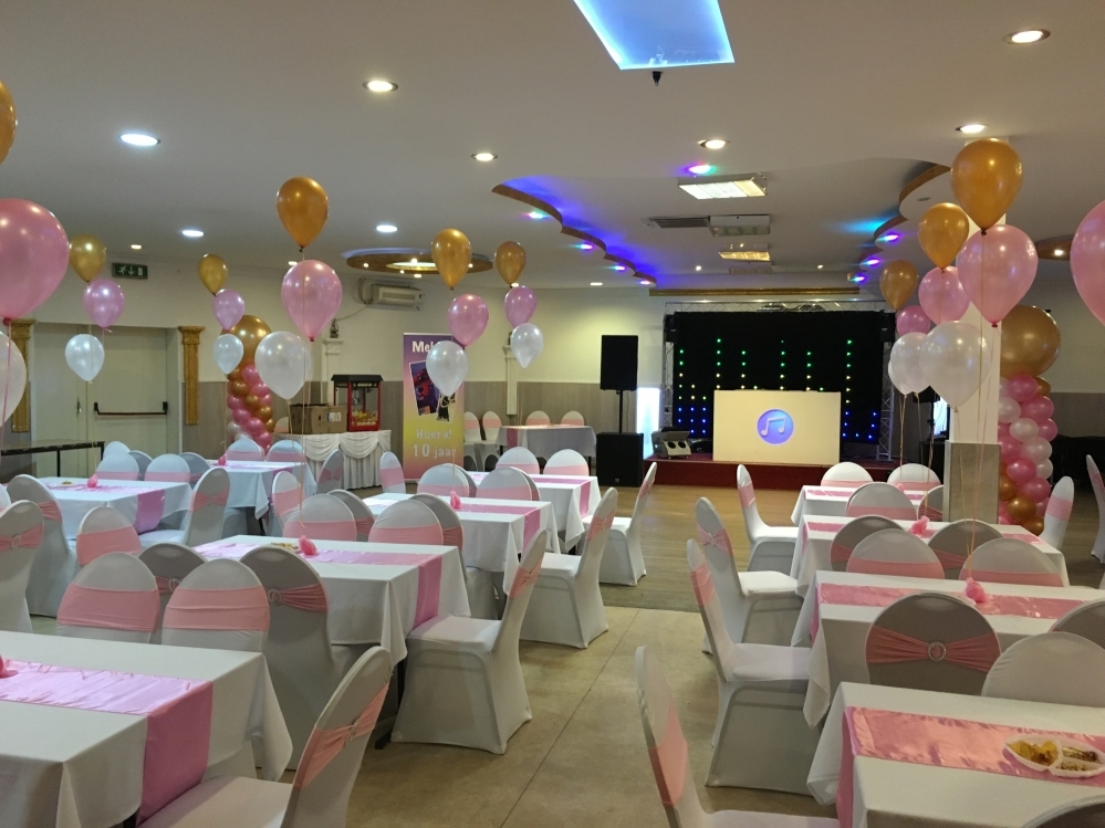 Partycentrum-ons-huis-feestzaal-aankleding-stoelhoezen-ballon-decoratie-Shaniel