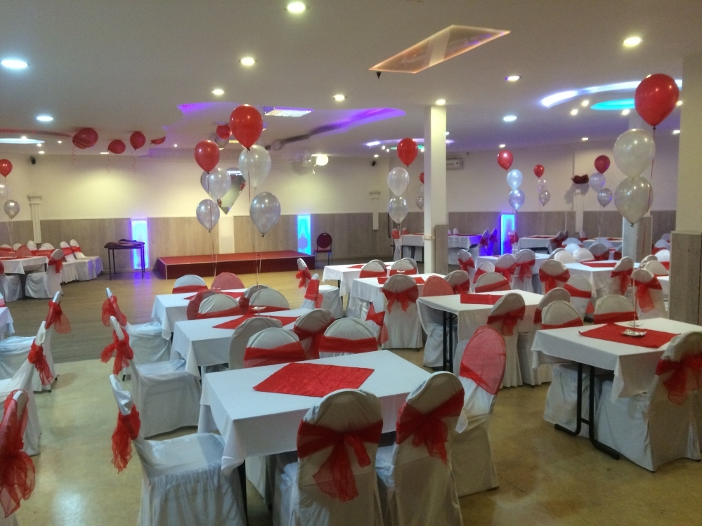 Partycentrum-ons-huis-feestzaal-zalenverhuur-Verjaardag-aankleding-decoratie-rood-wit