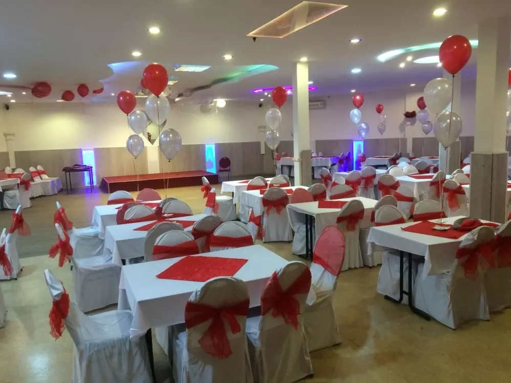Partycentrum-ons-huis-feestzaal-zalenverhuur-decoratie-aankleding-Rood
