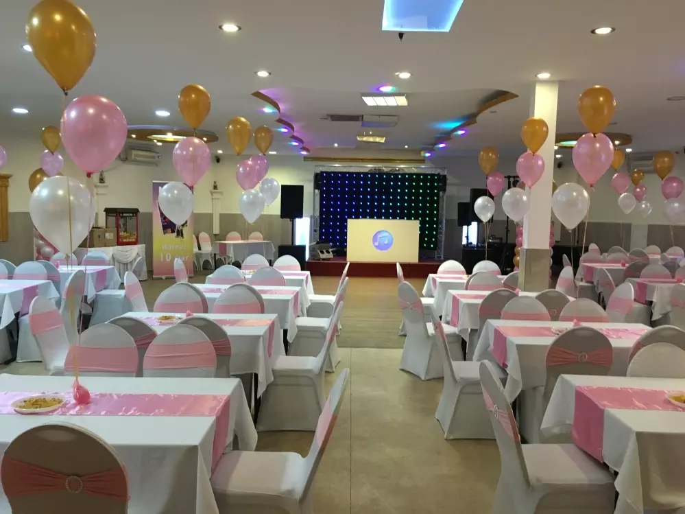 Partycentrum-ons-huis-zalenverhuur-feestzaal-aankleding-stoel-hoezen-ballon-decoratie-Shaniel
