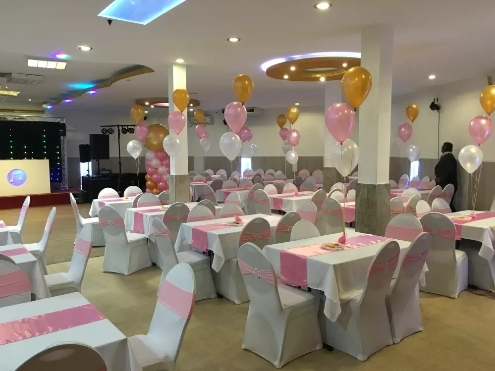 Partycentrum-ons-huis-zalenverhuur-feestzaal-aankleding-stoelhoezen-roze-ballon-decoratie-roze-goud-Shaniel