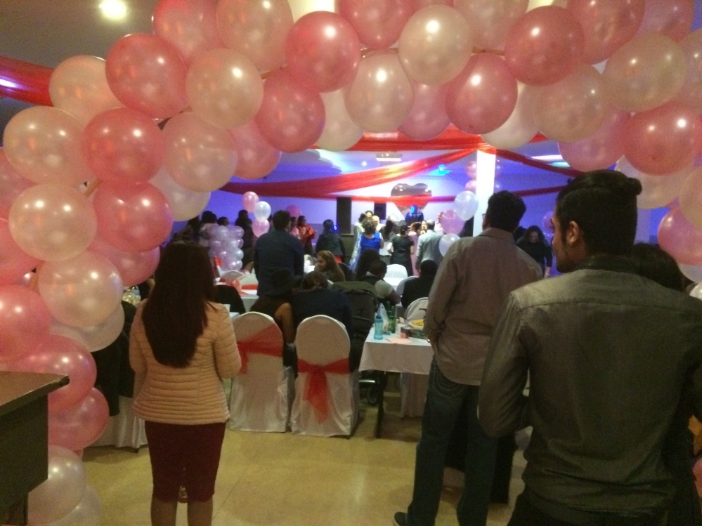 Partycentrum-ons-huis-zalenverhuur-feestzaal-decoratie-ballonboog-roze-wit